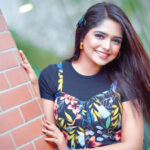 গানেও চমক দেখালেন অভিনেত্রী হিমি